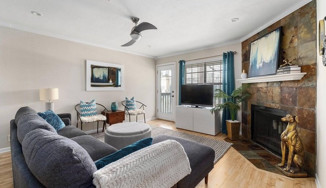 2BR/2BA w/pool close to downtown, walk to everything on South Congress