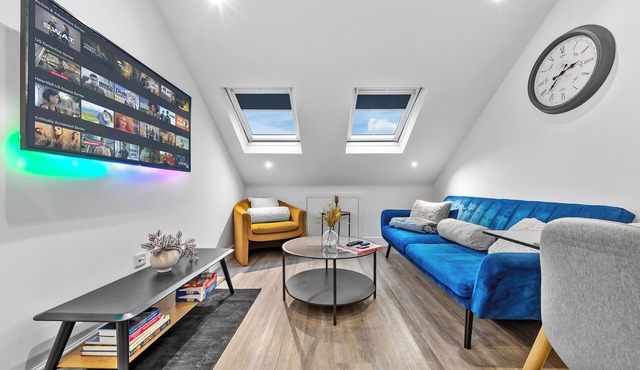 2BR 2Bath at Hendon – 1 Min to Train- Free Parking