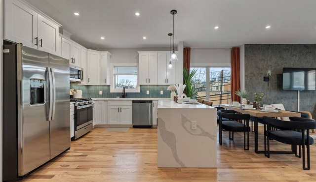 2br 3ba 2King bd, 3 Car Parking+Bonus area w/Qn bd