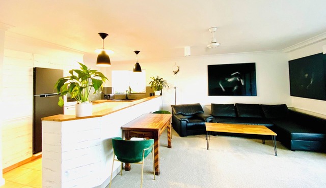 2br Apartment, Pool, 12 mins to GC Airport