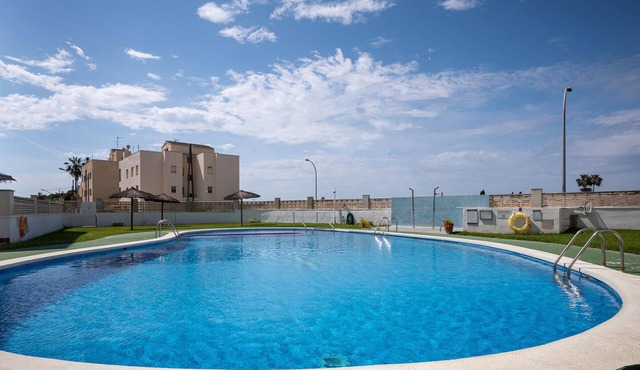 2BR Apartment in Creixell with Pool & Parking, 5min to Beach