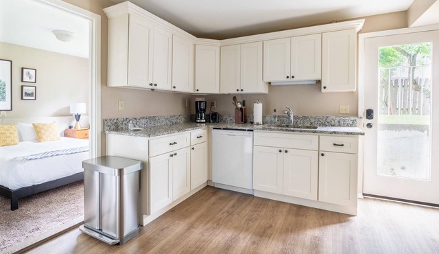 2BR Apartment in Seattle + Parking & Pets OK
