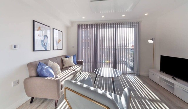 2BR Apartment near Ashford Town | Balcony & WiFi