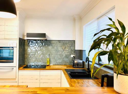 2Br Apartment, Pool, 12 mins to Airport