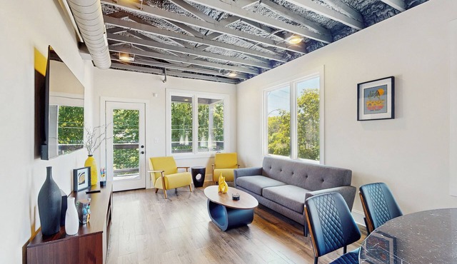 2BR Apartment w/Balcony, WiFi & Full Kitchen