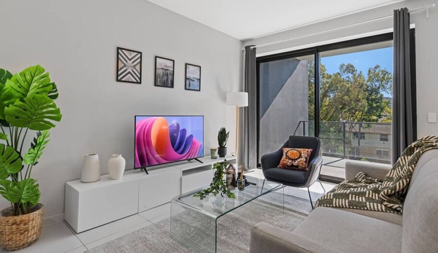 2BR Apartment w/Balcony Easy Access to Everywhere