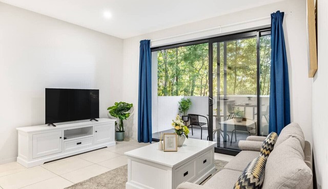 2BR Apartment w/Balcony Easy Access All Hotspot