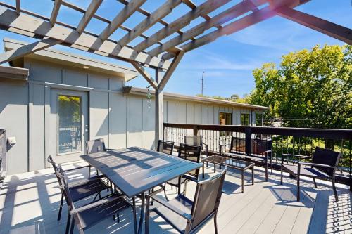 2BR Apartment with Balcony, WiFi and Full Kitchen