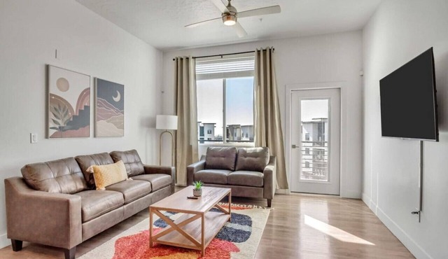 2BR Apartment with Pool and Fitness Center Hill AFB and Local Dining