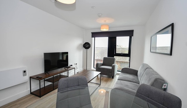 2BR Apt in Bastion Point near Liverpool City Centr