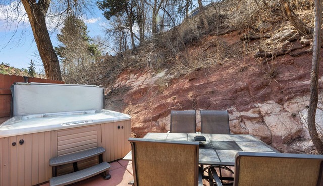 2BR Apt. in Manitou Springs Steps to Incline/DT Hot Tub Parking Dog OK