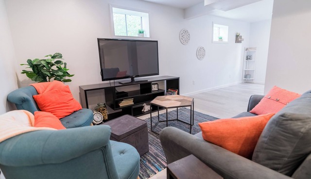 2BR Apt, Month+ Stays, Near UVA & Downtown, Free Laundry + Parking