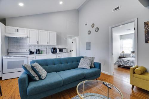 2BR Apt Near EWR & NYC Workspace + Parking