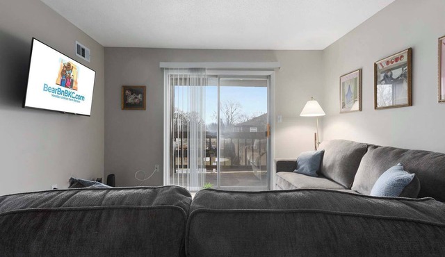 2BR Apt Near Shops and KC Attractions, King Beds