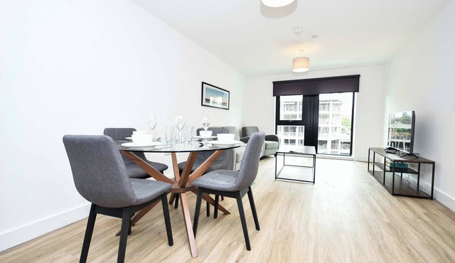 2BR Apt w Parking in Bastion Point near City Centr