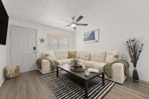 2BR Arlington Apartment - Walking Distance to AT&T Stadium
