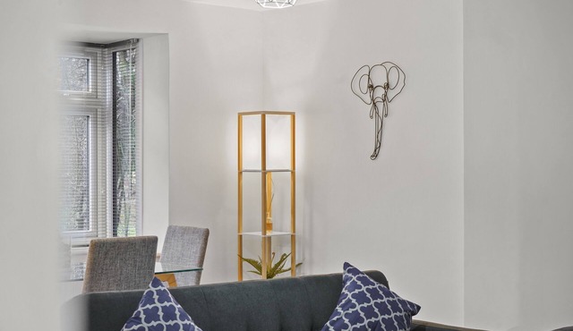 2BR Barnet Gem with Front Garden