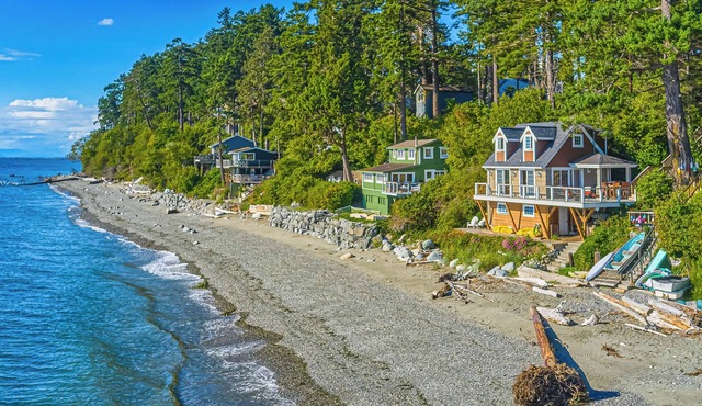 2BR Beachfront Cottage w/Grill & Expansive Deck
