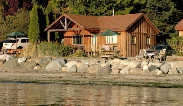 2BR Beachfront Cabin on epic west-facing sand and pebble beach!
