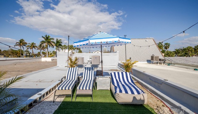 2BR Beachy Speakeasy In St Armand's w/Rooftop Deck. Walk to Lido Beach