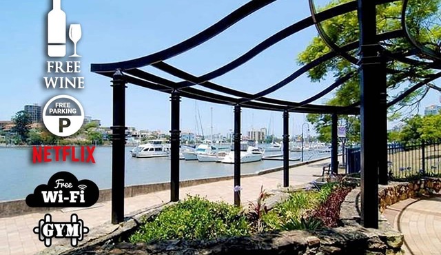 2BR BEAUTIFUL River Retreat ★Pool★Wine★Gym★Netflix