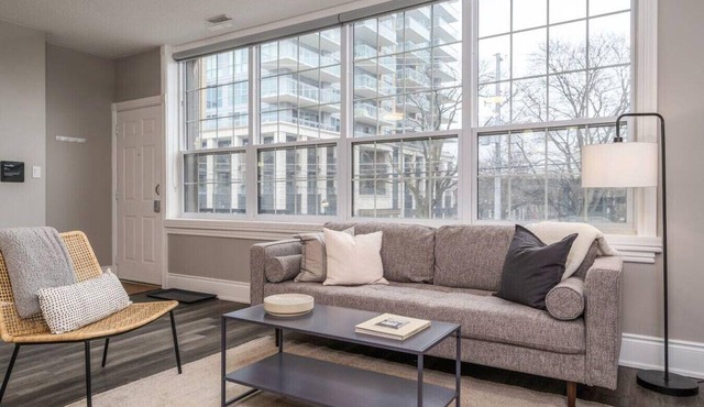 2BR Burlington Apt | Near Waterfront & Art Gallery