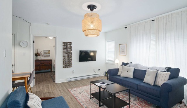 2BR by the Park, Walkable to Main St