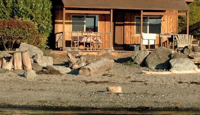 2BR Cabin on spectacular sand and pebble beach with epic sunsets!