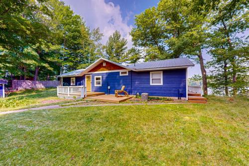 2BR Cabin w/Shared Lake Access!