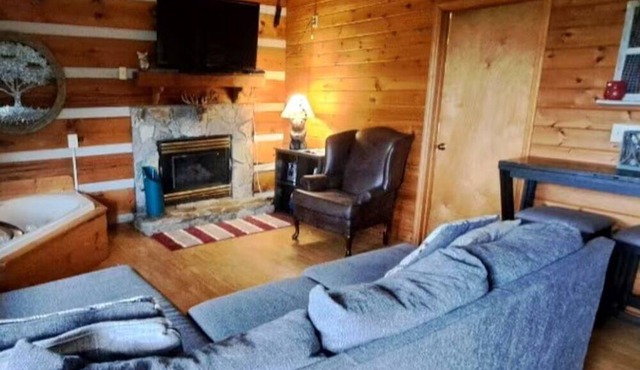 2BR Cabin with Jacuzzi and Mountain Views - Cabin 5
