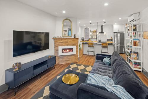 2BR Capitol hill delight, with private parking