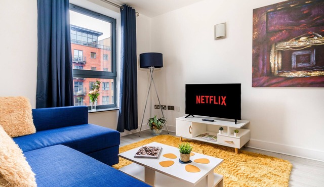 2BR Central Flat W/Free Parking