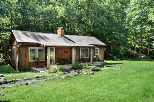 2BR chalet w hot tub, porch & refreshing views