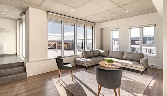 2BR City Escape in Luxurious Condo, FREE Groceries