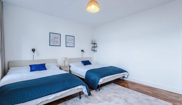 2BR City Heights Apt | Sleeps 7 | Parking & WiFi