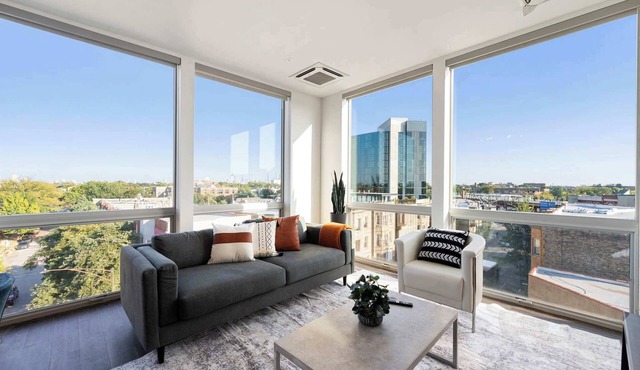 2BR City Suite w/Amazing Glass Views
