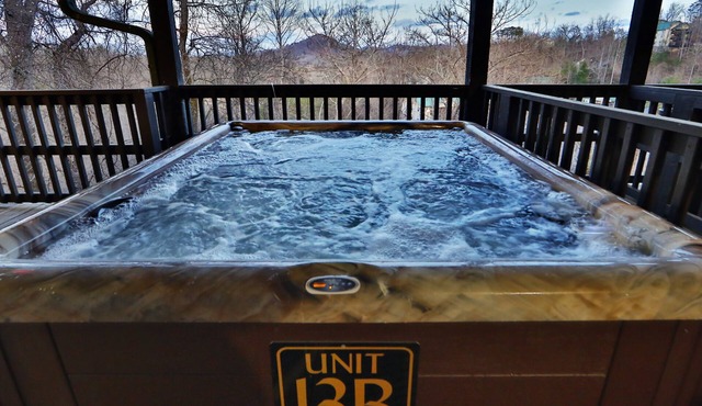 2BR, close to Dollywood, hot tub!