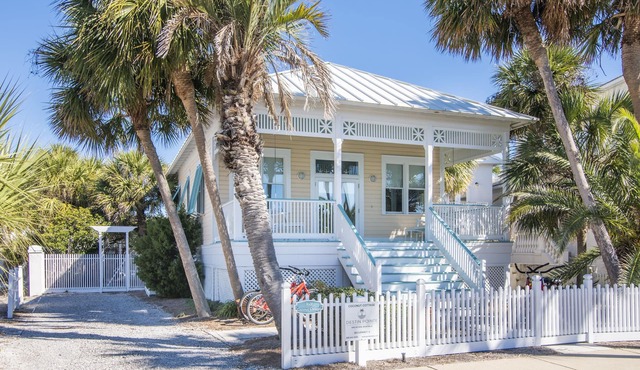 2BR Coastal Cottage w/Private Courtyard + Close to Beaches| Coconut Cottage