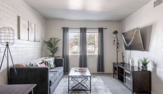 2BR Comfort | BBQ & Cozy Near UofA