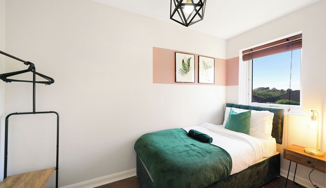 2BR Comfort Stay | Kitchen, Lounge & Sleeps 4