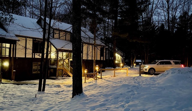 2BR Condo 7 min to Schuss Mtn, Shanty Creek Resort, Shorts Brewery - Fireplace