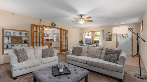 2BR Condo by Lake w Deck, Jetted Tub - Raindrop