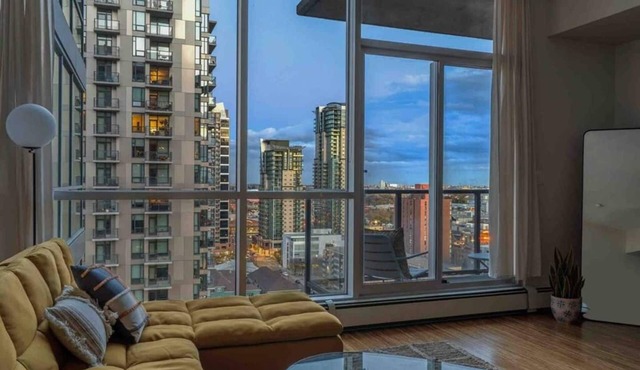 2BR Condo in Beltline near Restaurants & Shops including Parking