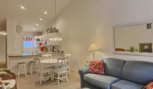 2BR Condo in Charlevoix, walking distance to Ferry Beach