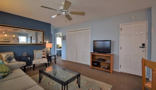 2BR Condo in Heart of Downtown - Walk to Beach & Shopping