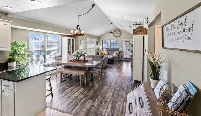 2BR Condo ~ Near SDC ~ 2 Pools ~ Golf Onsite ~ FREE TICKETS INCLUDED! (SB 9-5)