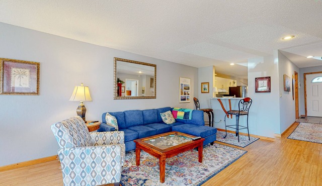 2BR condo w/resort-style amenities, jetted tub