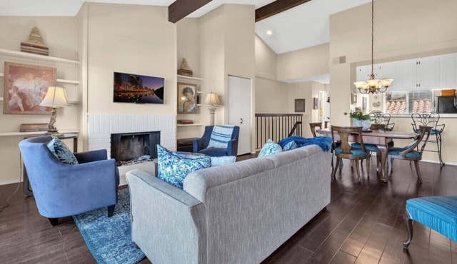 2BR Condo with Views Near Shops & Food + Fast WiFi