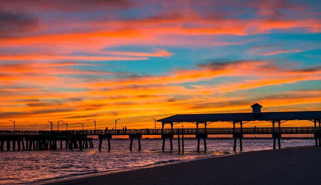 2BR Condominium Close to Shops and Dining. Community Pool. Monthly Only.