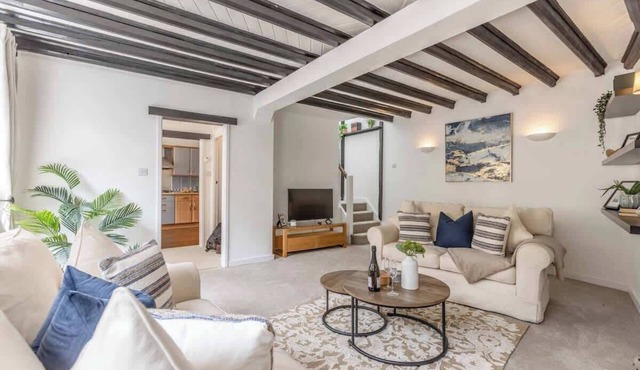 2BR Cottage + Parking | 10 Mins to Windsor